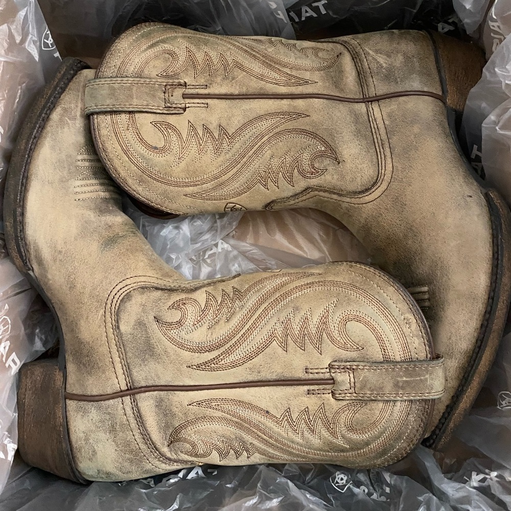 Women’s Ariat cowboy boots Size 6 width B Medium Color-Brown Bomber